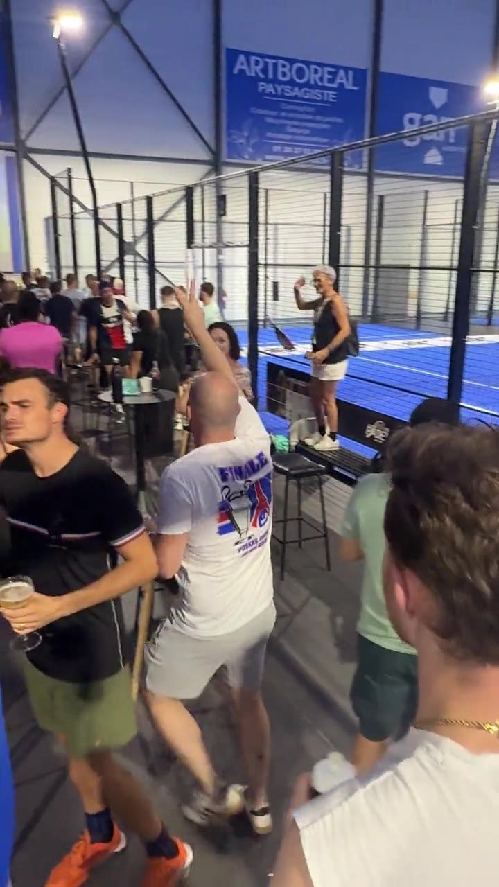 Soirée Ligue des champions : les supporters célèbrent un but devant l'écran géant
