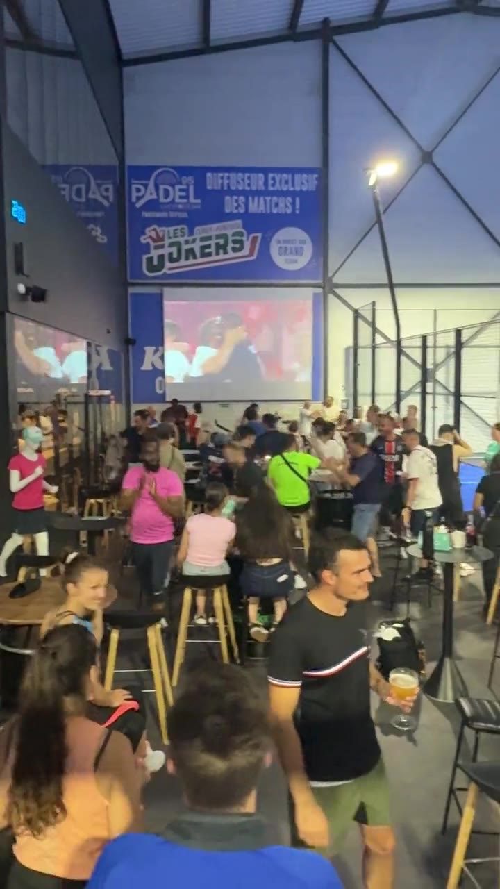Soirée Ligue des champions sur écran géant côté terrains