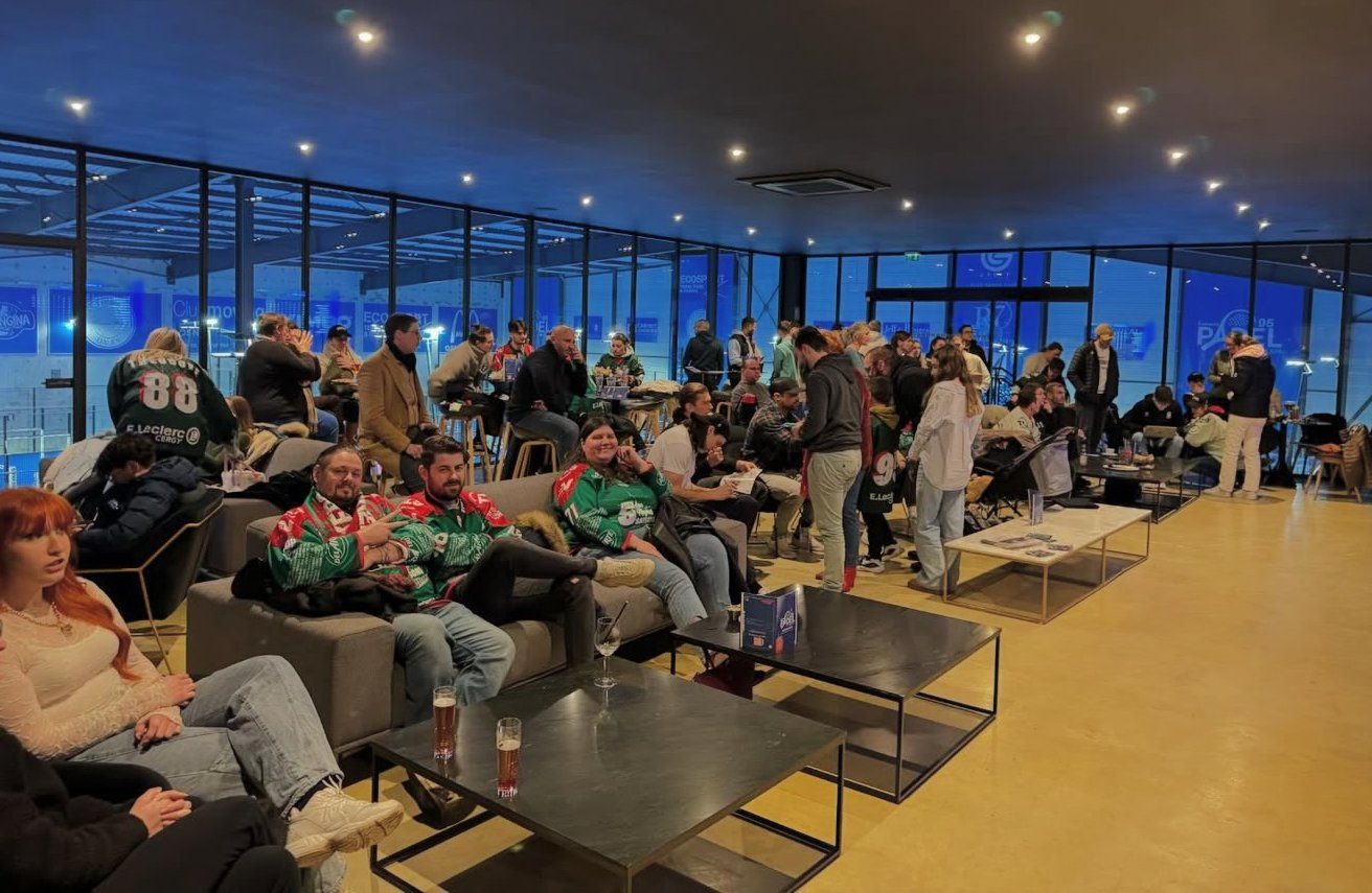 Supporters des Jokers réunis dans le lounge vitré