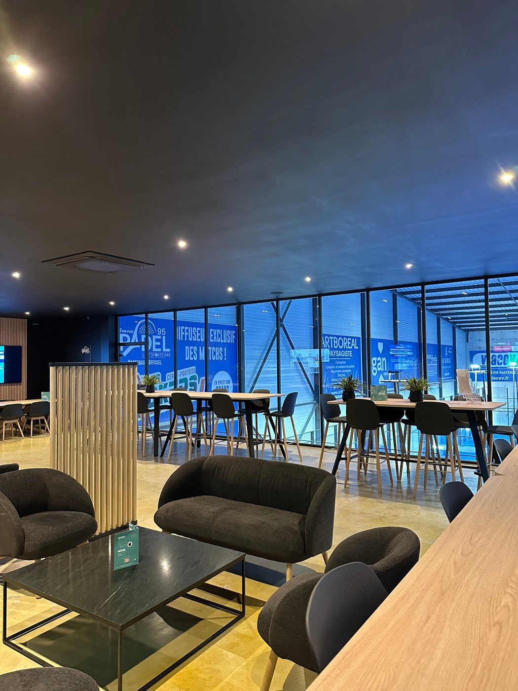La salle du haut en configuration lounge, avec canapés et tables basses