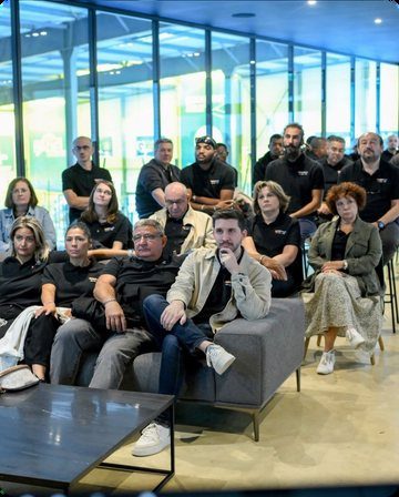 Collaborateurs réunis dans le lounge pendant un événement d'entreprise