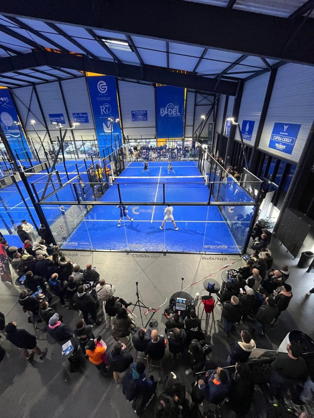 Tournoi entreprise avec public autour du terrain central