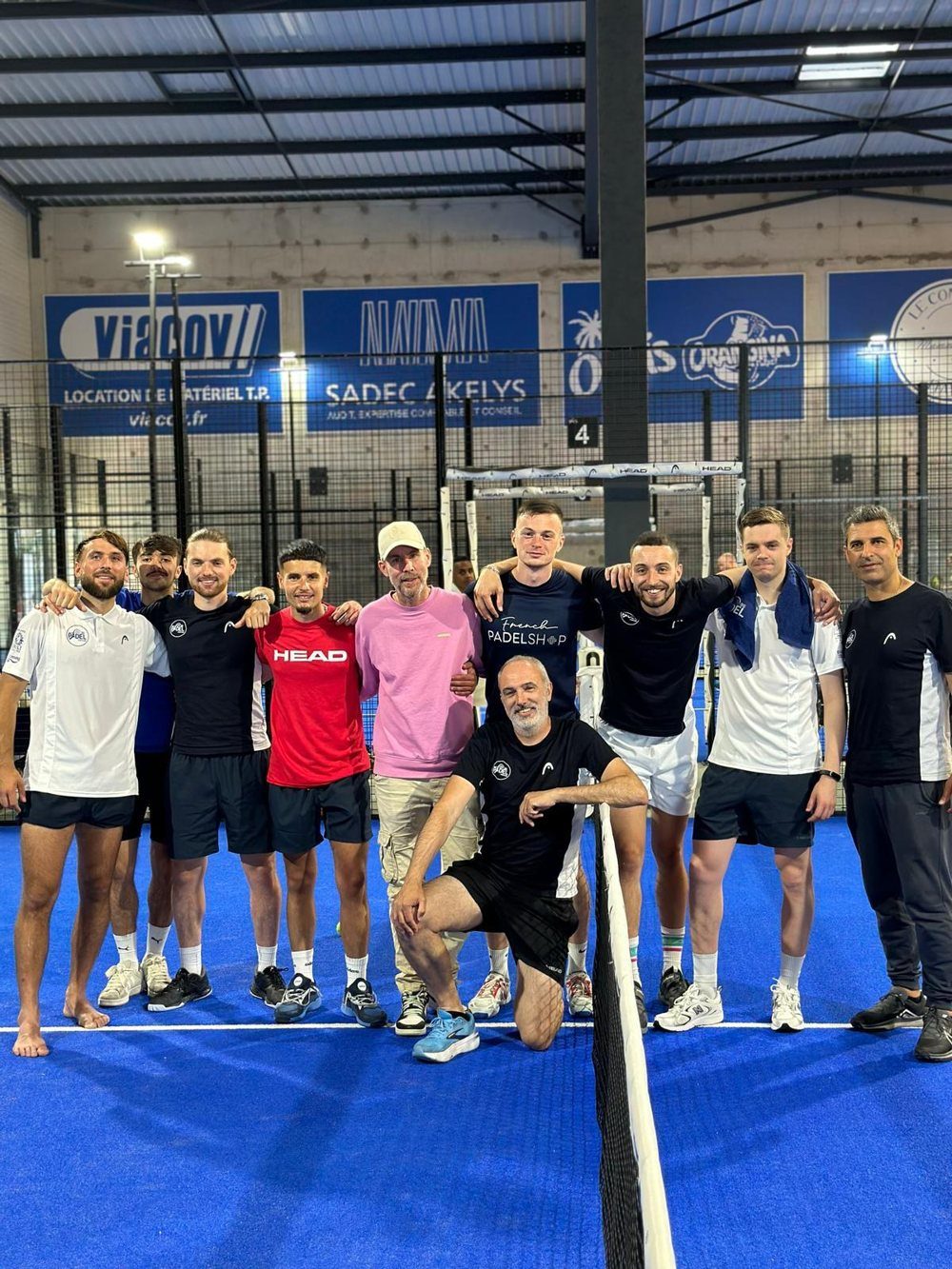 Les joueurs des équipes de Padel 95 réunis au filet