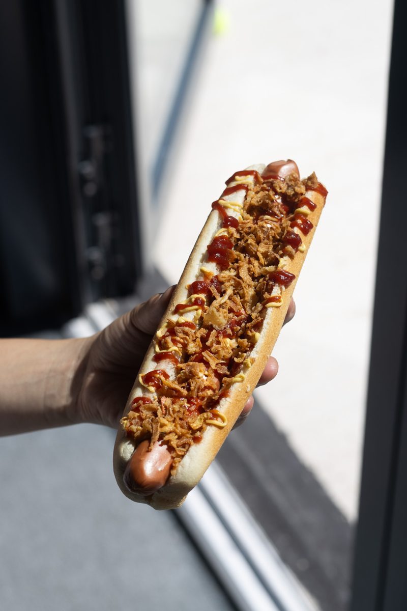 Hot-dog garni d'oignons frits