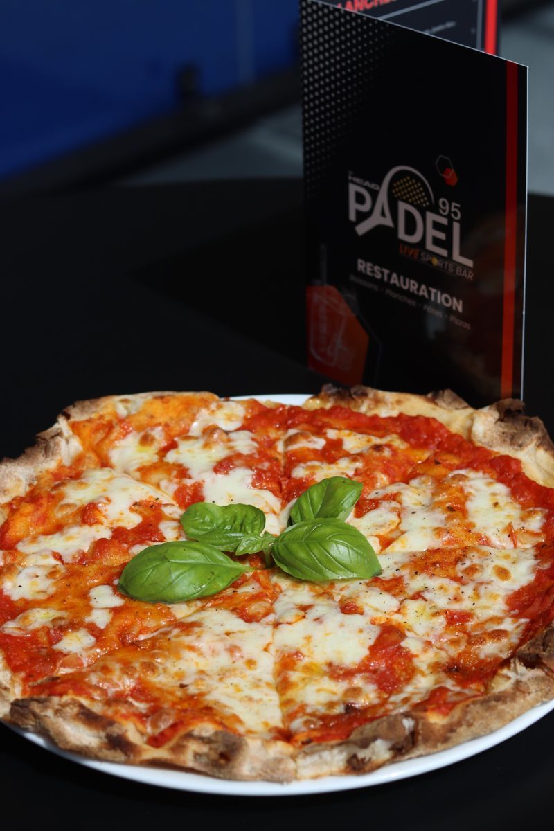 Pizza margherita servie au Live Sports Bar