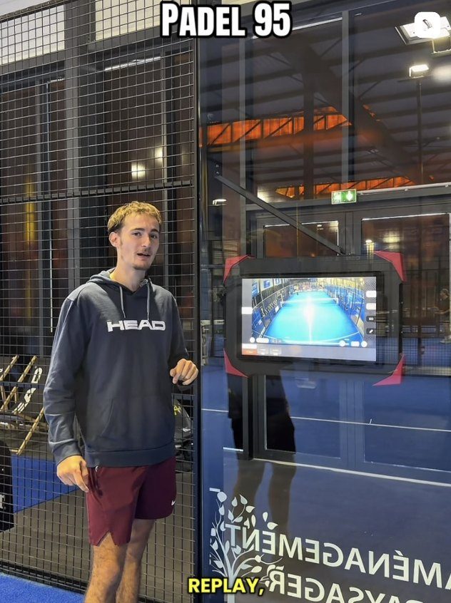 Joueur devant l'écran de replay du terrain filmé